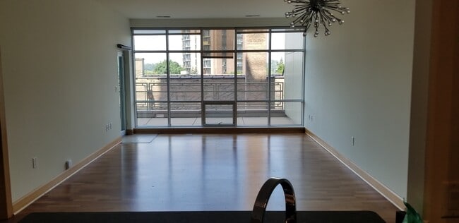 Building Photo - 1550 E Royall Pl