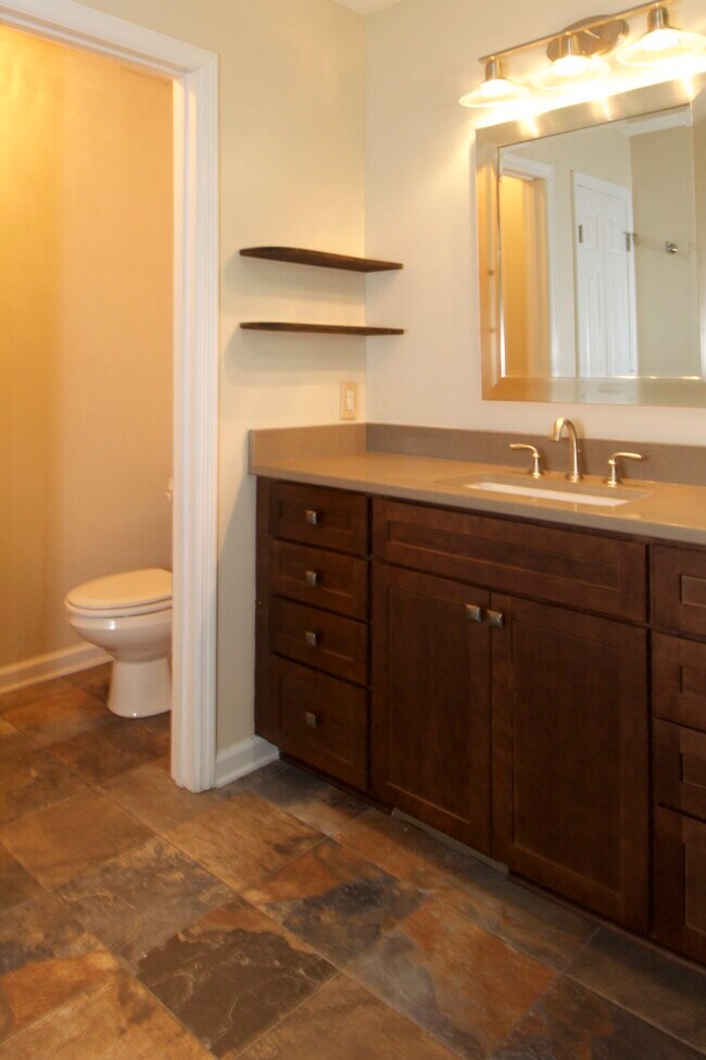 Fotografía del edificio - 121 Rothbury Dr