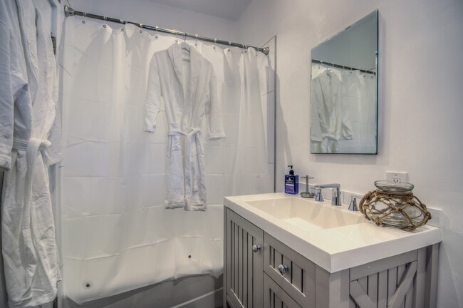 Foto del edificio - 210 S Arnaz Dr