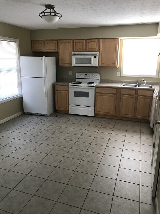 Foto del edificio - 2 Bedroom Townhouse Available July 2026;  ...
