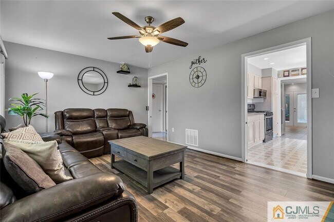 Building Photo - 462 Old Post Rd