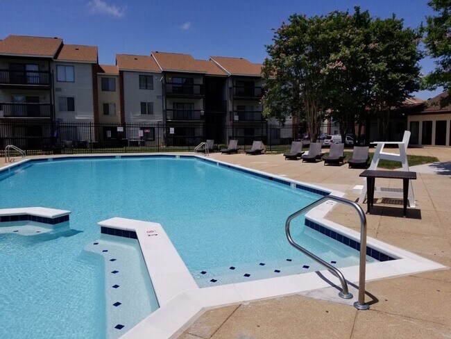 Foto del edificio - ***Call Fred Today 804-248-3490***College Roommate Wanted – Beautiful 2BR Condo in Gated Community