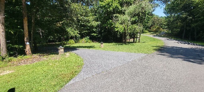 Foto del edificio - 3550 Holderness Ln