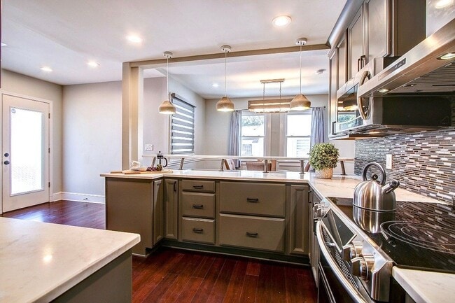 Foto del edificio - Gorgeous 5 BED + 3.5 Ba in Main House, 1 + 1 in BSMT, 1 + 1 above garage  in the Heart of Downtow...