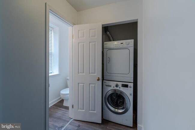 Building Photo - 919 S Hanover St