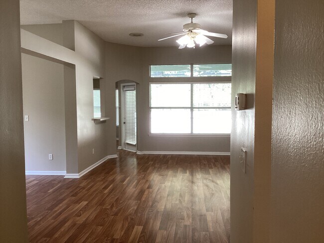 Foto del edificio - 220 Southlake Dr