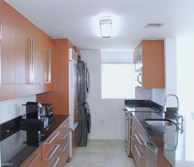 Foto del edificio - 2 br, 2.5 bath Condo - 10275 Collins Ave A...