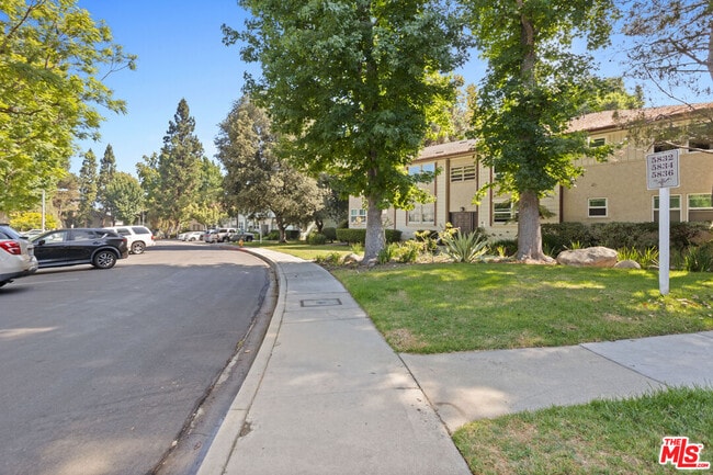 Foto del edificio - 5830 Bowcroft St