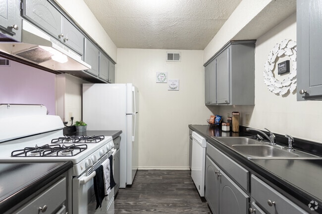 2BR, 1BA - Premium - Monticello Village Apartments