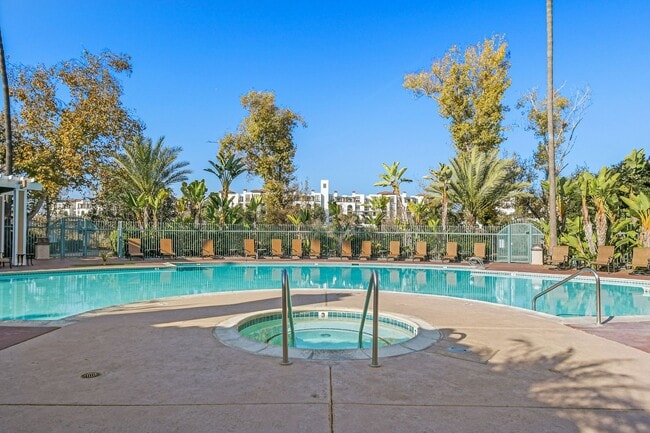 Foto del edificio - Remodeled River-View Corner Unit with Oversized Patio