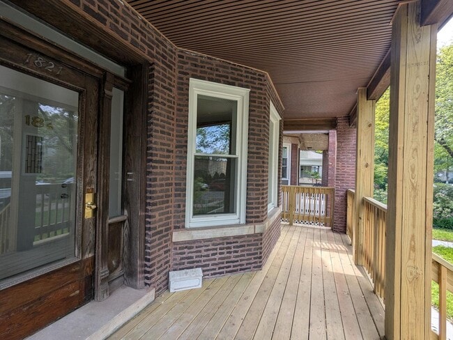 Building Photo - 1821 W Greenleaf Ave
