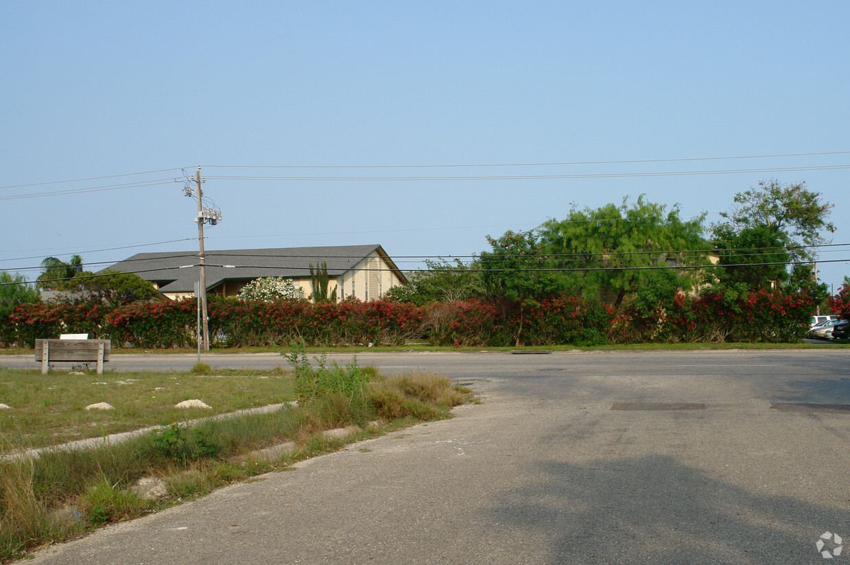 Building Photo - Flour Bluff Apartments