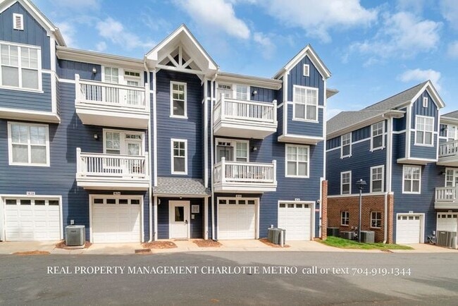 Building Photo - Charming 2 Bed, 2 Bathroom city Retreat Near Uptown Charlotte & Greenway Access