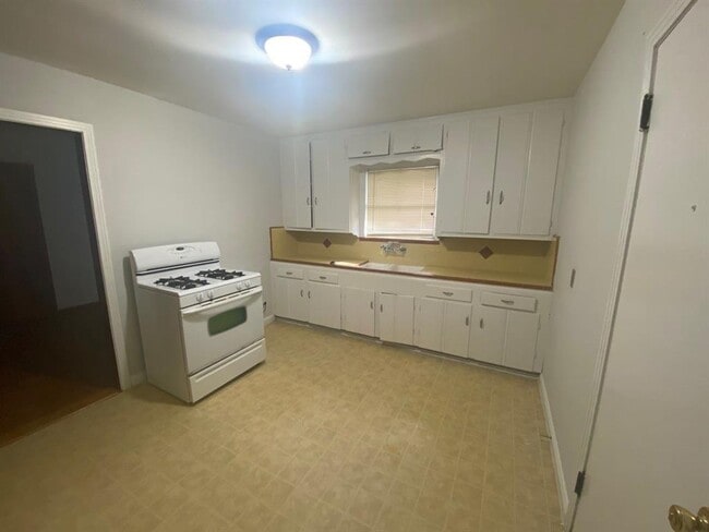 Building Photo - 2111 Wakefield Dr