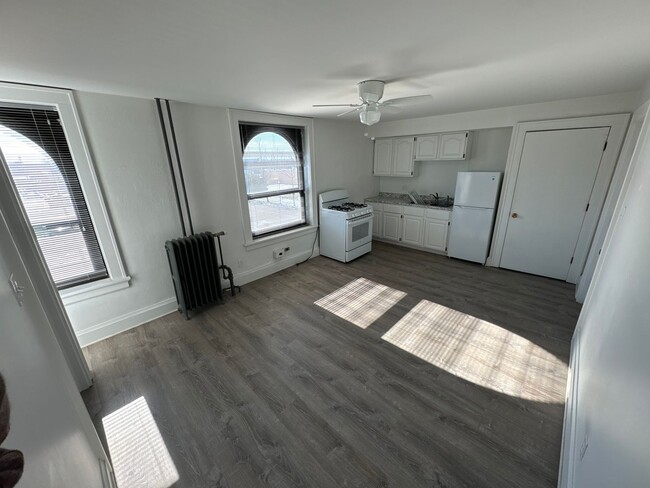 Building Photo - Spacious 1 Bedroom Apartment