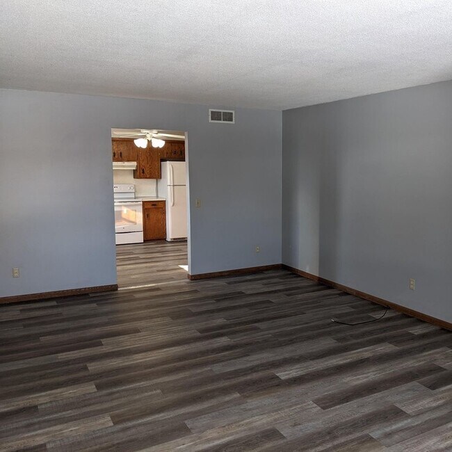 Building Photo - 425 Commodore Dr