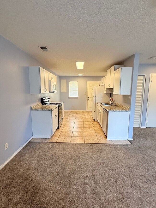 Foto del edificio - 2 Bedroom Duplex Near City Park – Alley Access & Off-Street Parking