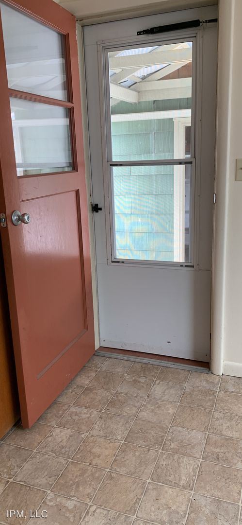 Building Photo - 2 br, 1 bath House - 215 E Beall St