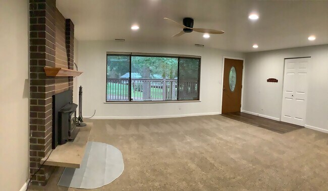 Foto del edificio - 1 STORY RAMBLER 3 BED 1.5 BATH IN PORT ORCHARD