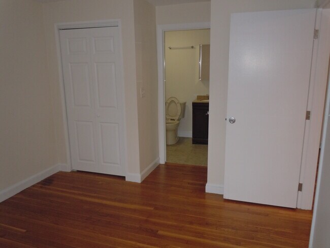 Building Photo - 447 Pleasant St
