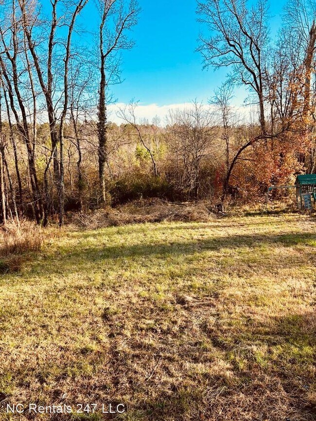 Building Photo - 3 br, 1 bath House - 4126 Kivett Dr, James...