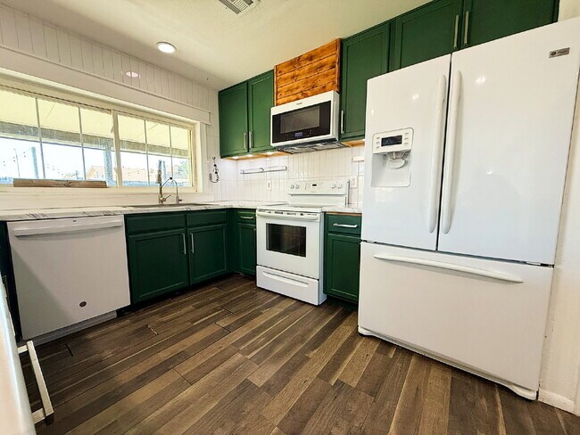 Building Photo - "Charming 3-Bedroom with 2 Full Baths in G...
