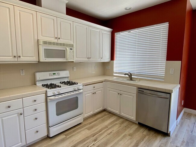 Foto del edificio - 4 bedroom close to freeway, parks and shopping