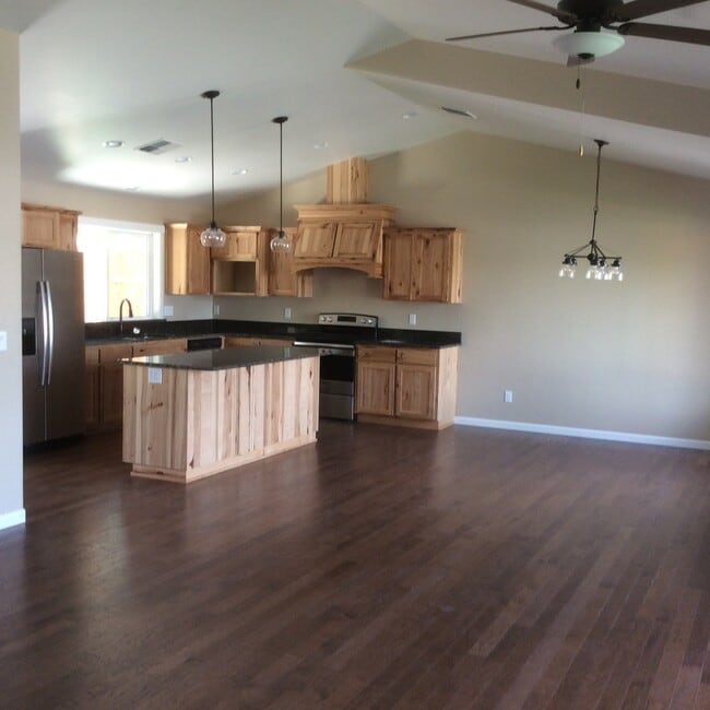Building Photo - 185 SE Briggs Way