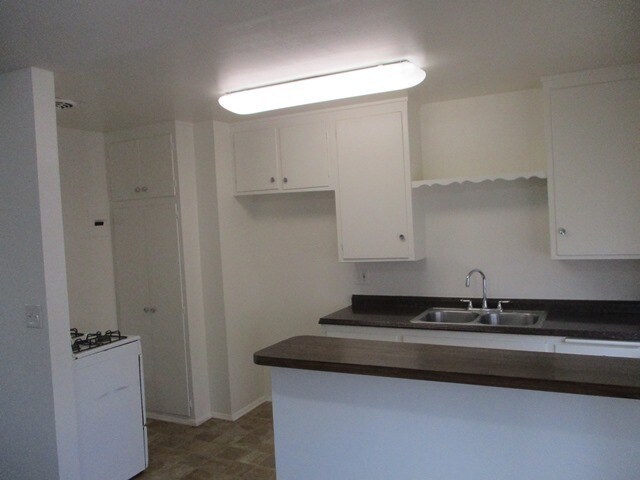 Kitchen - 10060 Laurel Ave