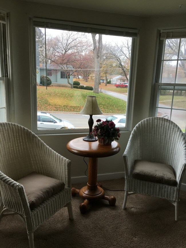 Bay window in the living room - 1604 College St