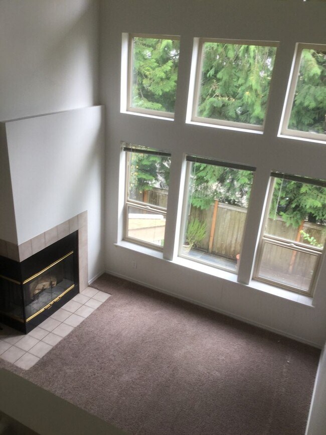 Foto del edificio - 3 Bedroom Townhome in a desirable Silverda...
