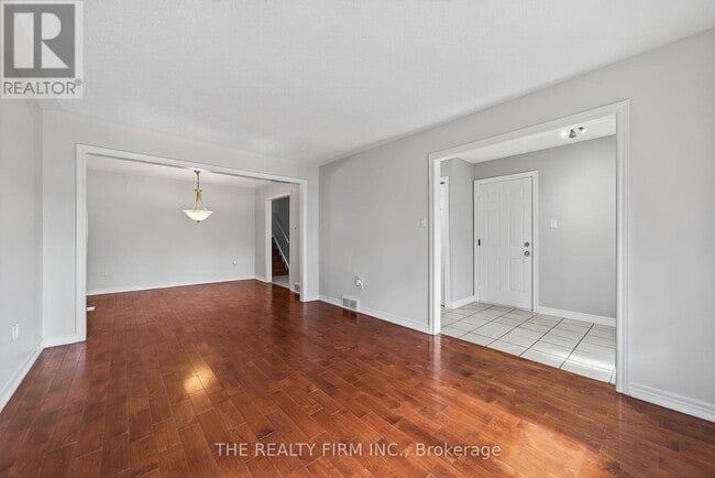 Building Photo - 33 Stoneycreek Crescent