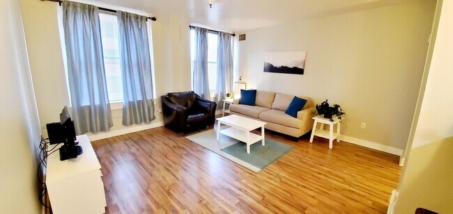 Foto del edificio - Executive 1 Bedroom Apartment right off 16...