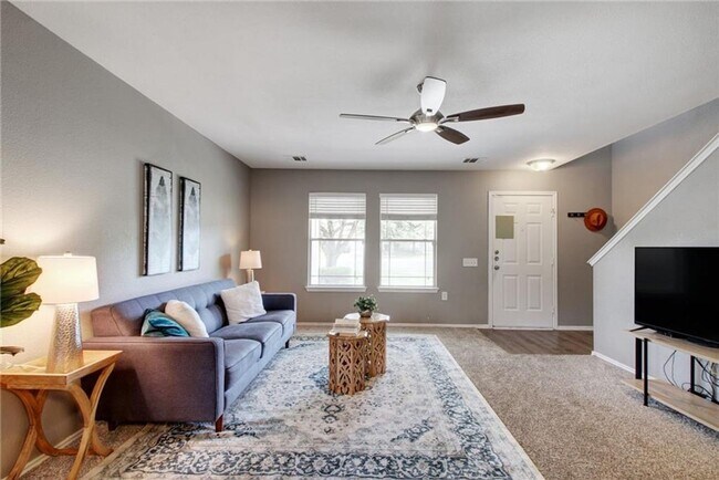 Foto del edificio - Spacious 3-Bedroom Home in Manor with Primary Suite Downstairs