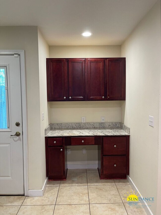 Foto del edificio - Great 2 Bedroom Townhouse Near Both Bases