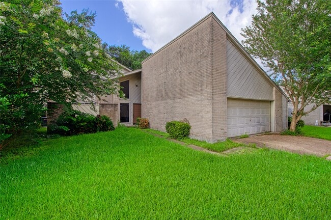 Building Photo - 13119 Hollowcreek Park Dr