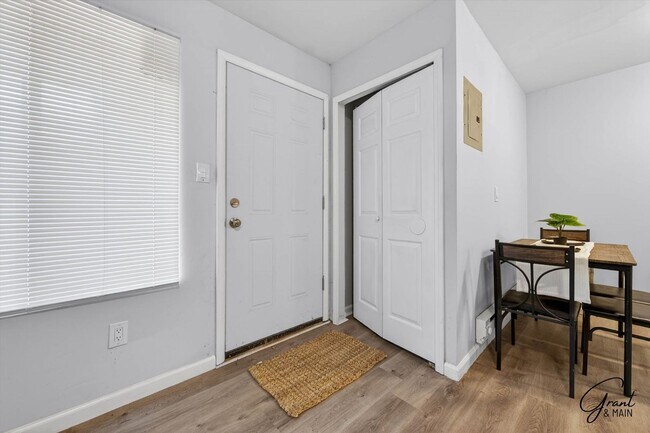 Building Photo - $850 - Spacious 1 bedroom Apartments
