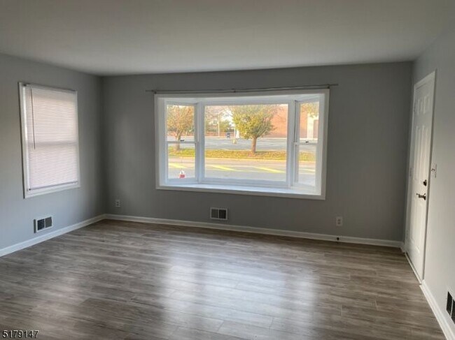 Building Photo - 15 E Hanover Ave