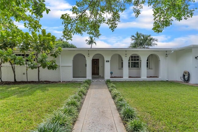 Building Photo - 155 SW 39th Ct