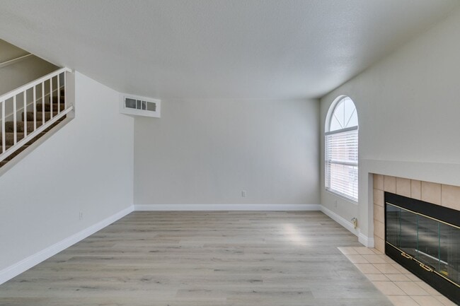 Building Photo - 3 Bedroom Townhouse with attached garage in Gated Community