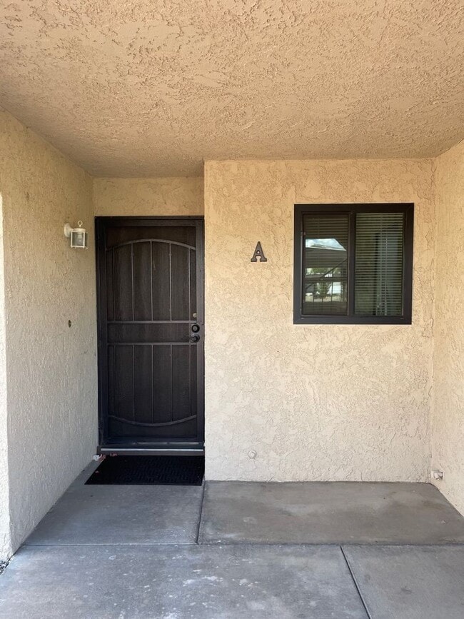 Building Photo - Move in ready! Furnished, ground floor unit!