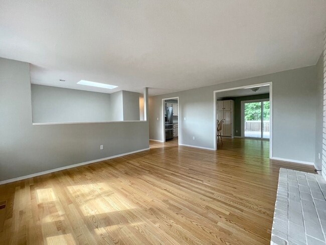 Building Photo - SPACIOUS 4 Bed/3 Full Bath Home in West Linn