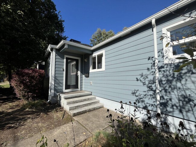 Foto del edificio - Stylish 3-Bed Home with Open Floor Plan, B...