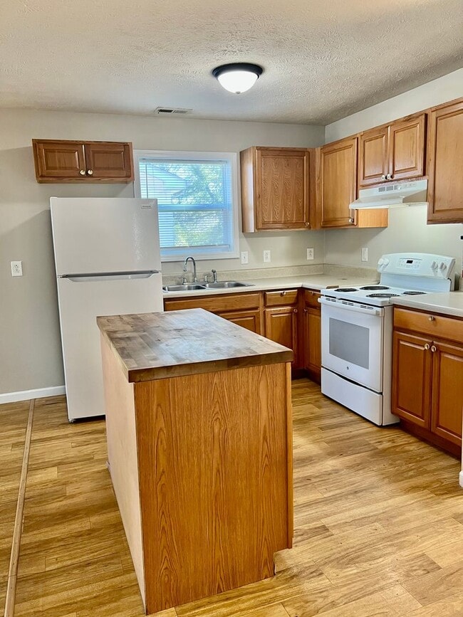 Foto del edificio - AVAILABLE NOW! 2 Bedroom Home on Main Street!