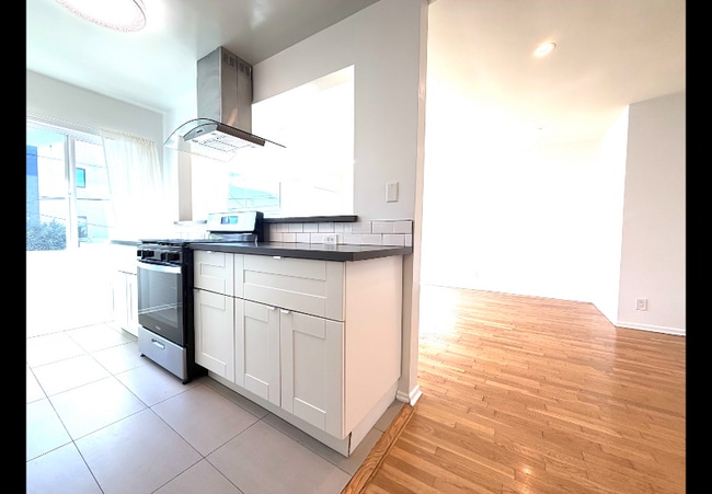 Photo - 2009 Preuss Rd Apartment