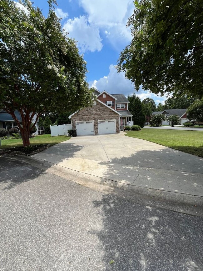 Foto del edificio - Stunning 3 Bed 3 Bath Home