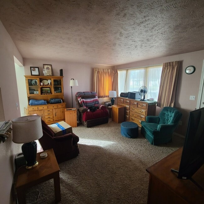 Living Room - 2517 W Queen Ave
