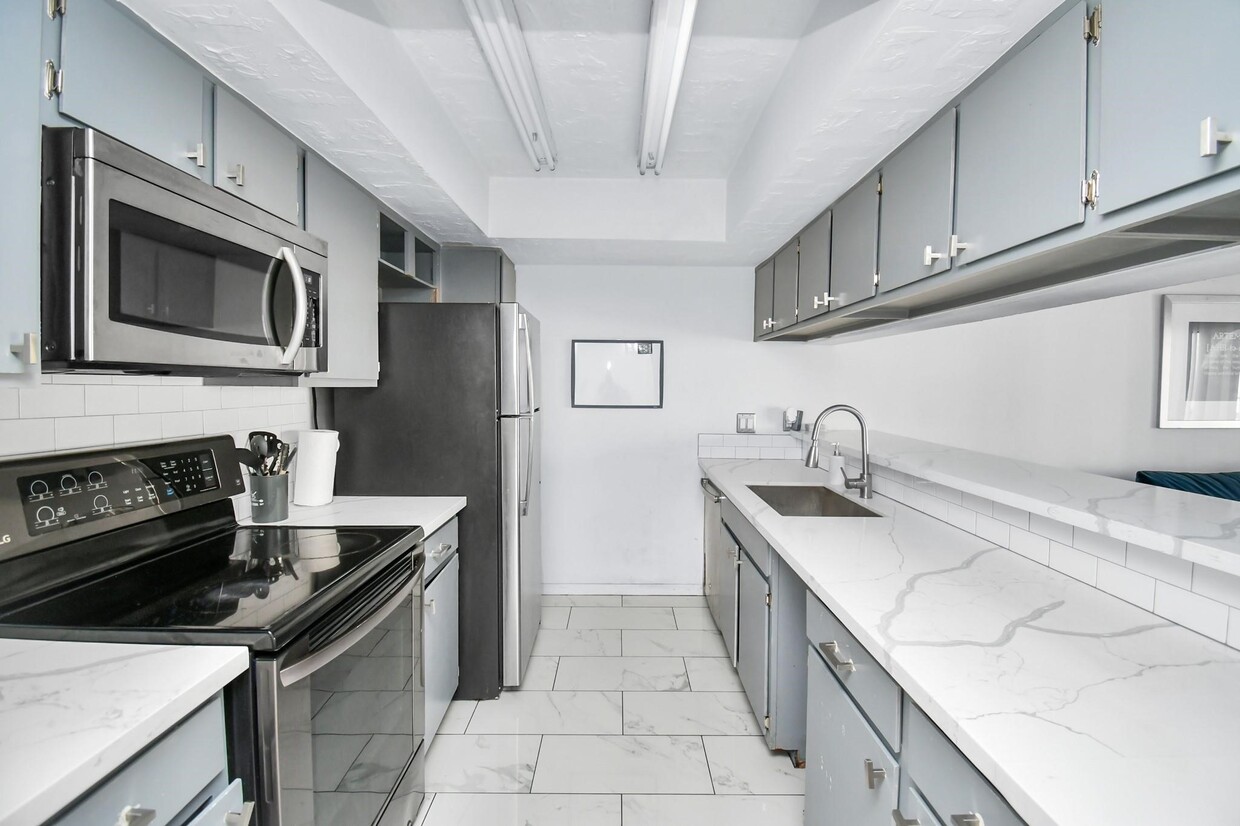 Building Photo - 2816 S Bartell Dr