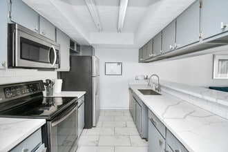 Building Photo - 2816 S Bartell Dr