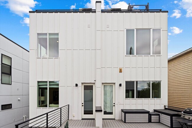 Foto del edificio - Bright & Charming 2bed/2bath Townhome in P...